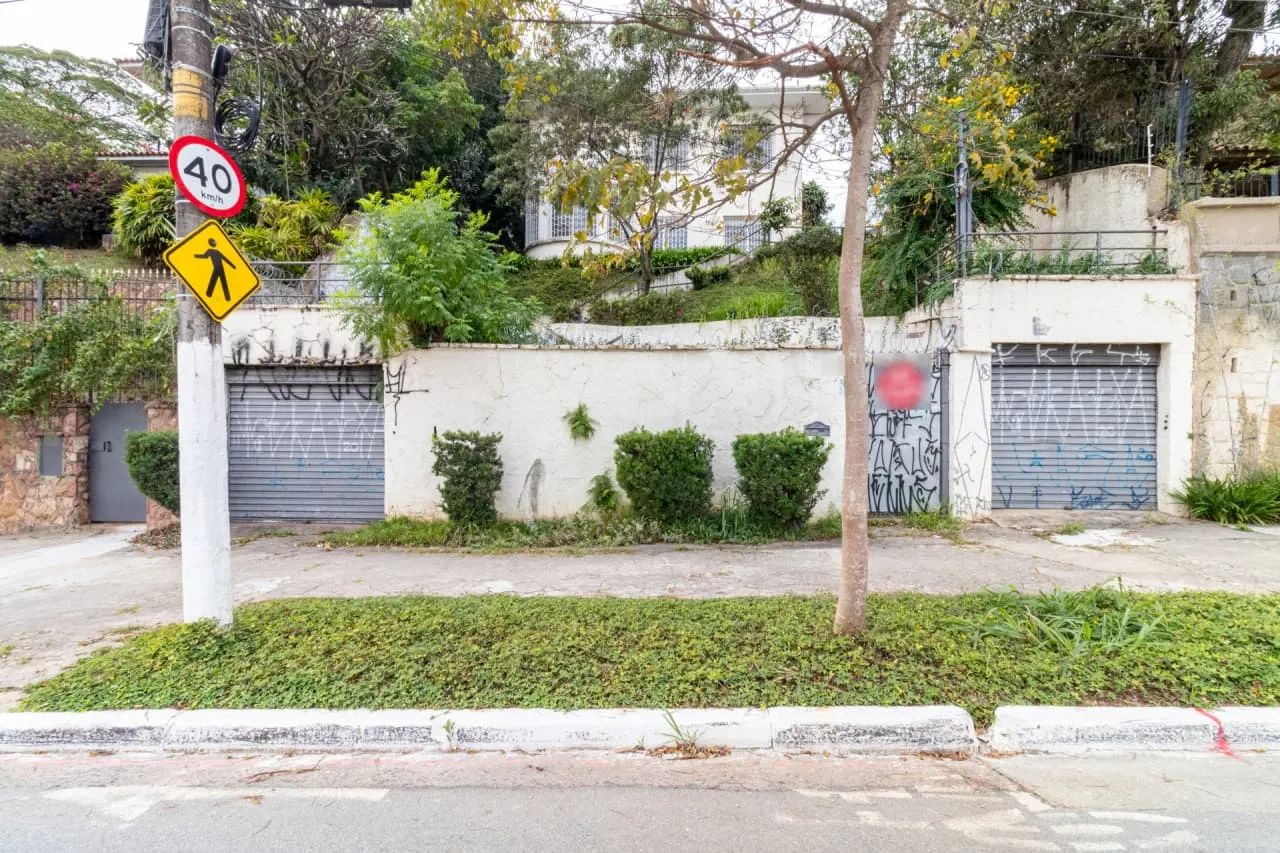 Casa comercial na Rua Itápolis, 703  420 m²