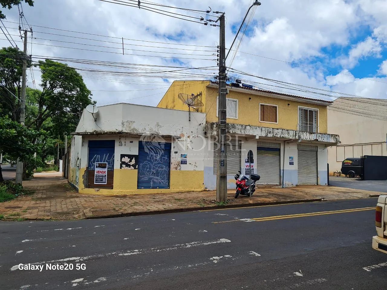 Imóvel com casa, sobrado e 2 salões comerciais na Avenida São Domingos