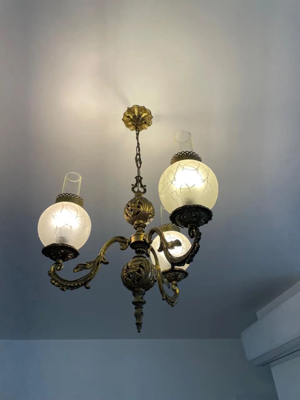 Lustre Antigo 3 Globos - Metal Trabalhado e Vidro Decorado