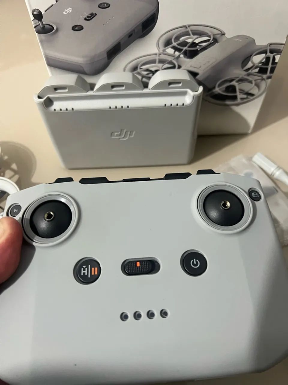 Drone DJI Neo com controle remoto e acessórios - Foto 2