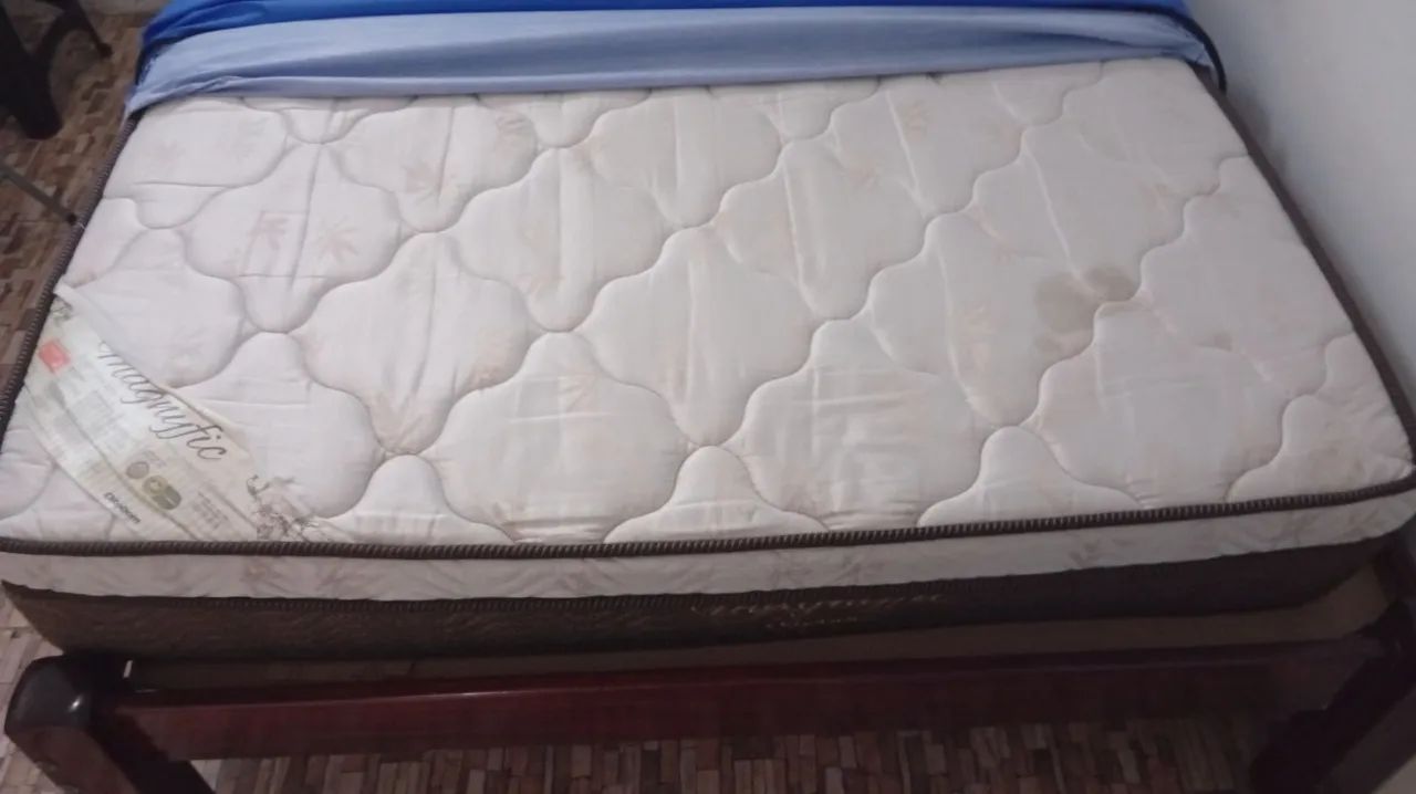 CAMA DE CASAL MADEIRA MACIÇA COM COLCHÃO E CAPA - Foto 2