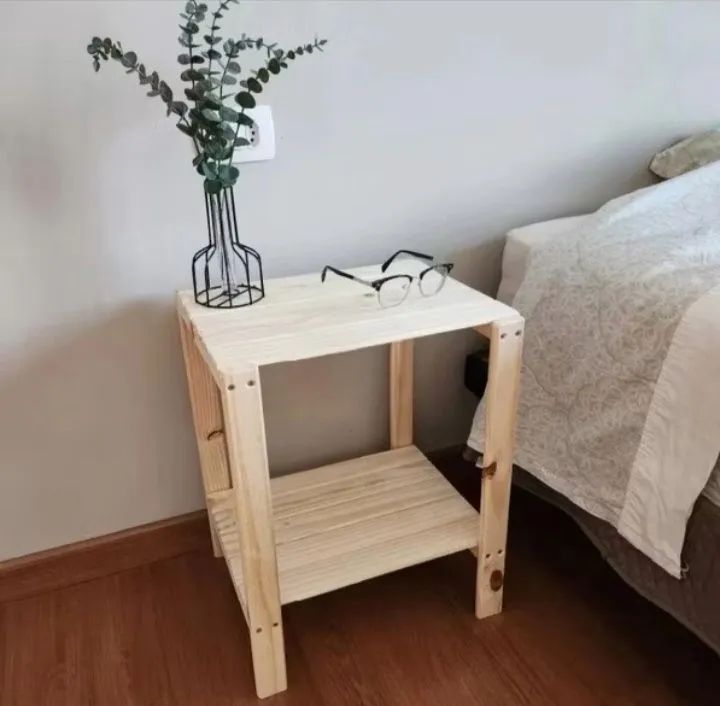 Mesa cabeceira multiuso de pinus