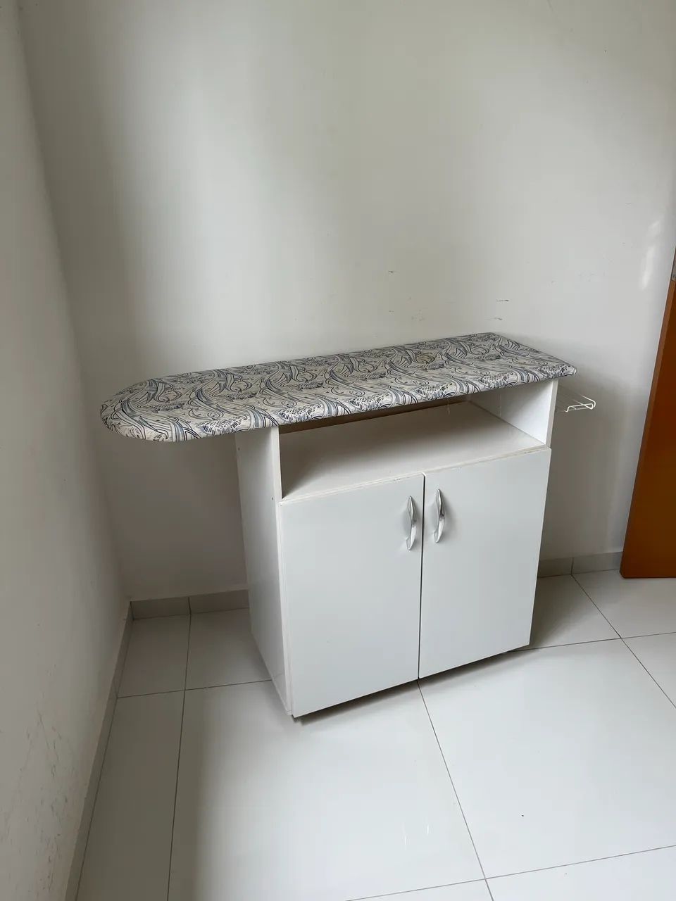 Taboa de passar com armário 