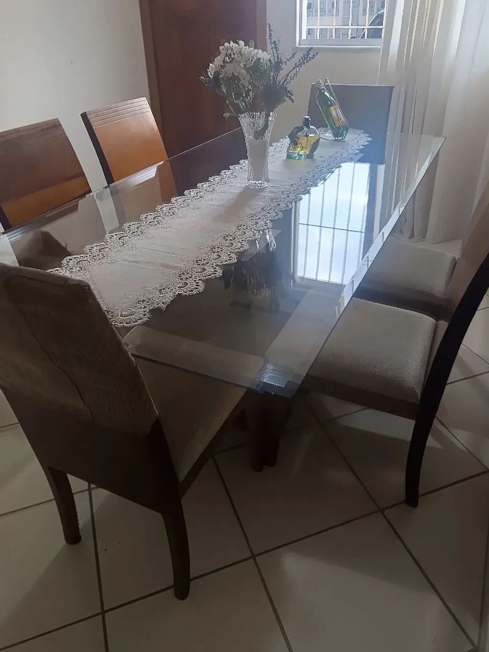 Mesa madeira com tampo de vidro com 06 cadeiras  - Foto 2