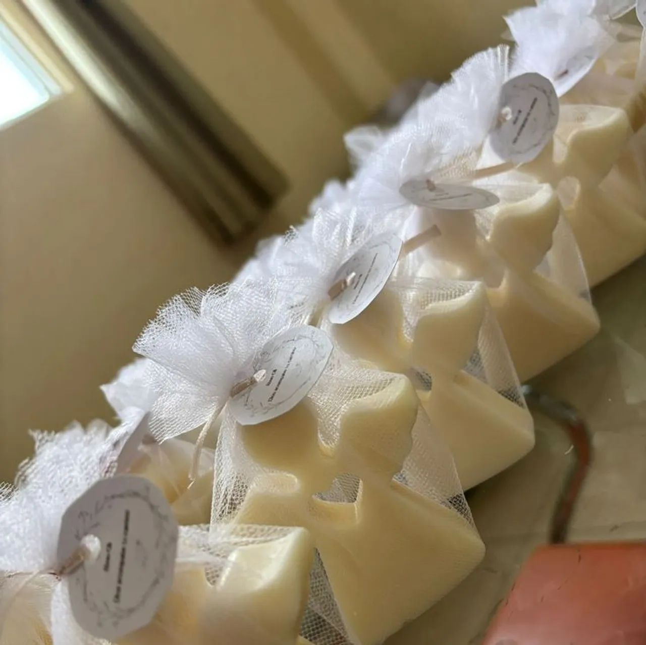 Lembrancinhas velas anjinho com tule e tag - Foto 2