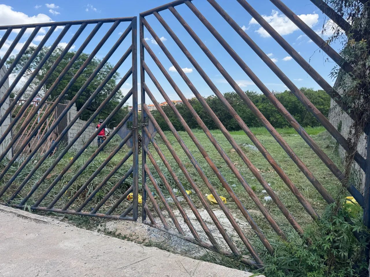 Aluga-se terrenos metragens diversas 