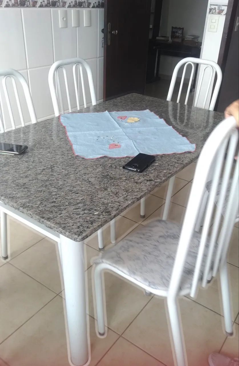 Mesa de mármore 6 cadeiras