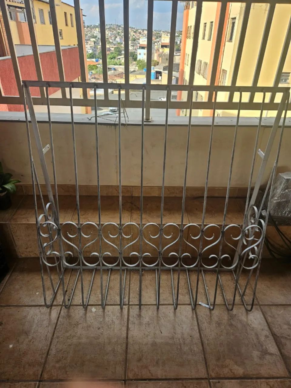 Grade de proteção com volutas