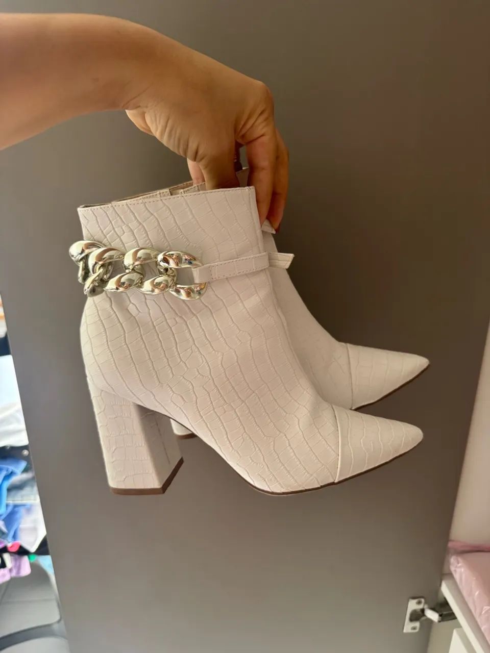 Bota branca Estilo Mulher  - Foto 3