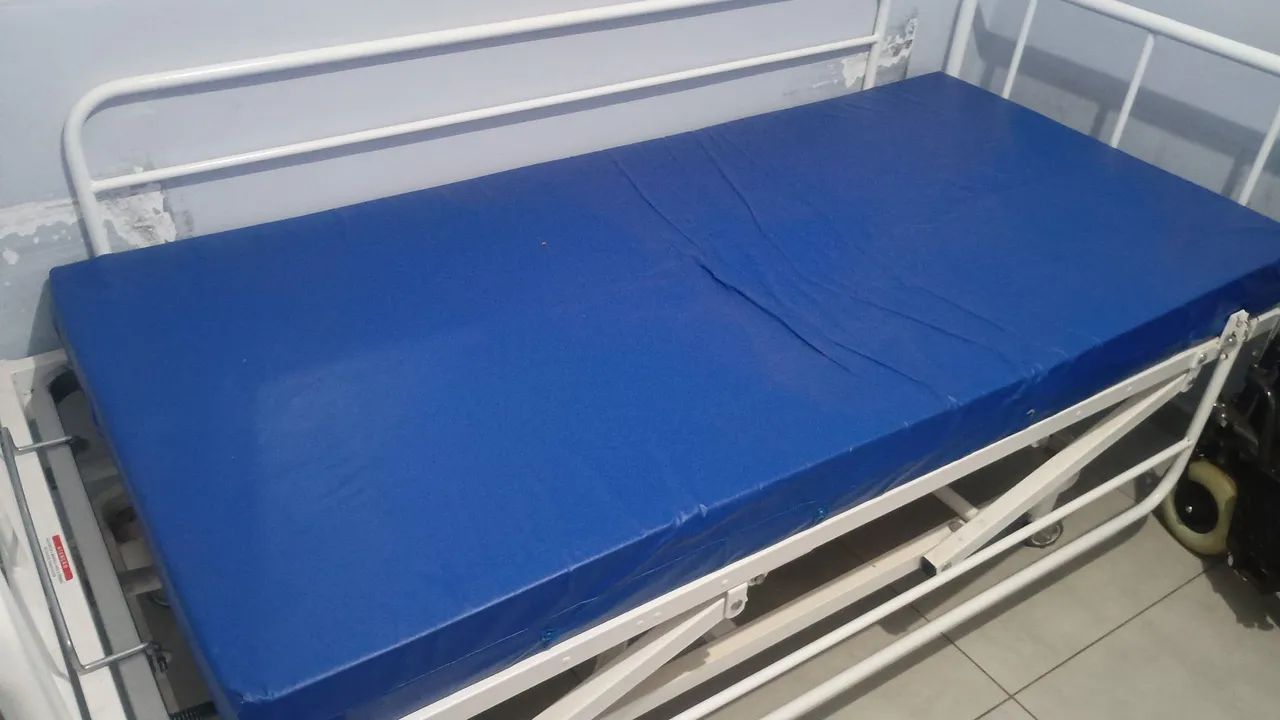 Cama hospitalar com 3 alavancas 