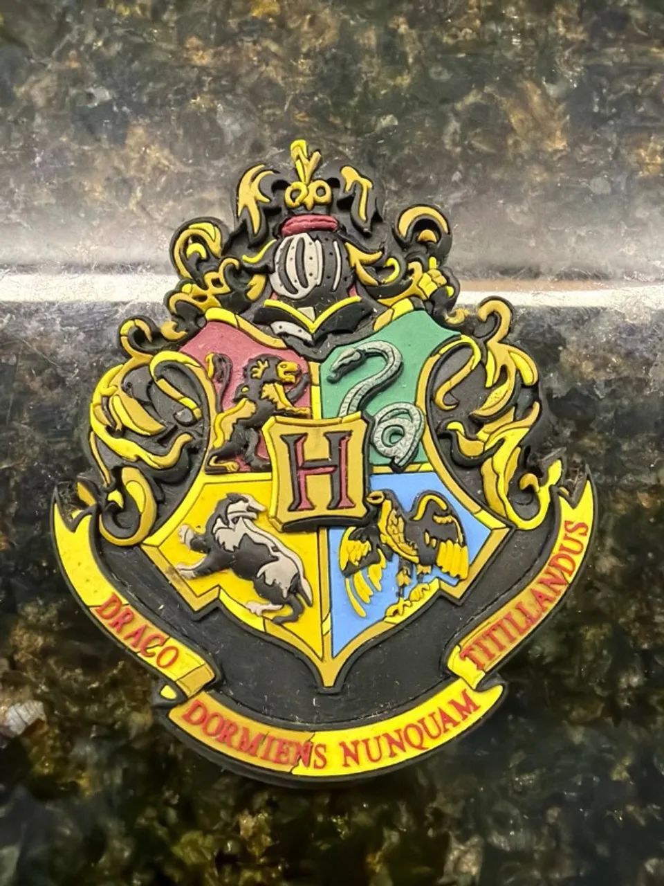 ímã de geladeira harry potter brasão hogwarts