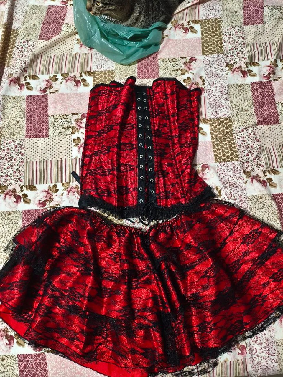 Espartilho e saia gótico vermelho e preto