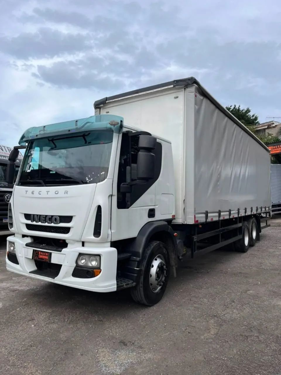 Iveco Tector 240e28S 2016 Baú sider - Foto 2