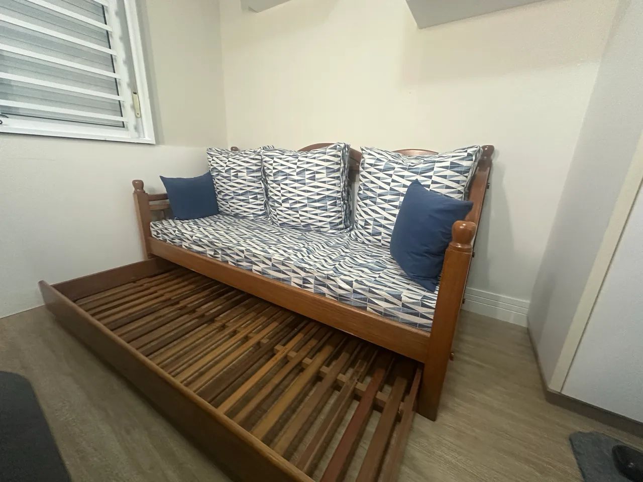 ? Sofá de Madeira Maciça - R$ 1.600,00 