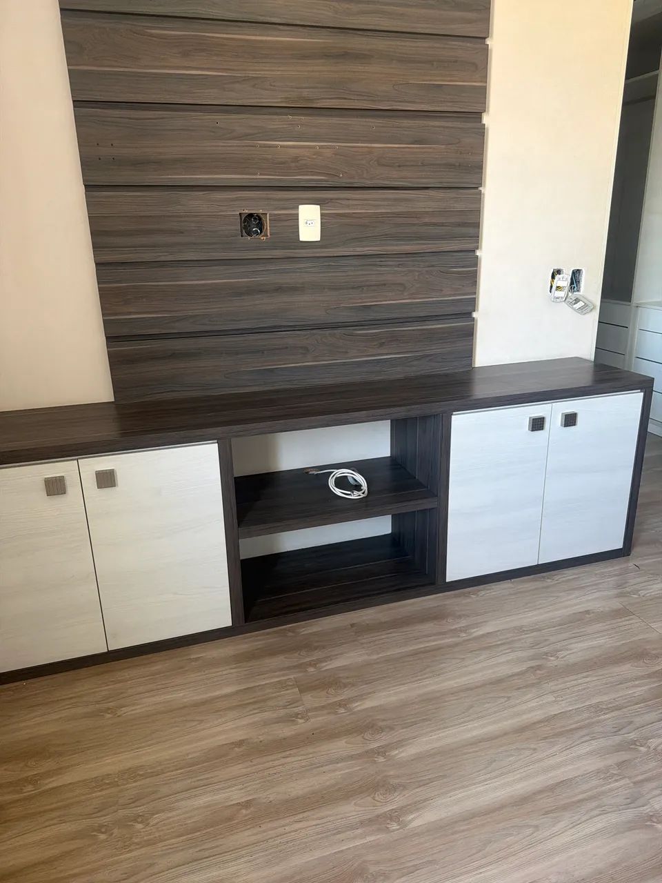 Lindo móvel com painel de tv