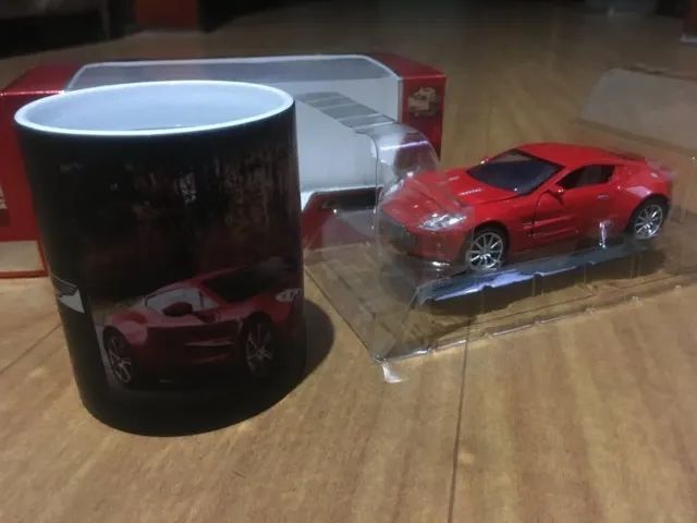Mini Aston Martin One 77 e sua Caneca mágica de brinde
