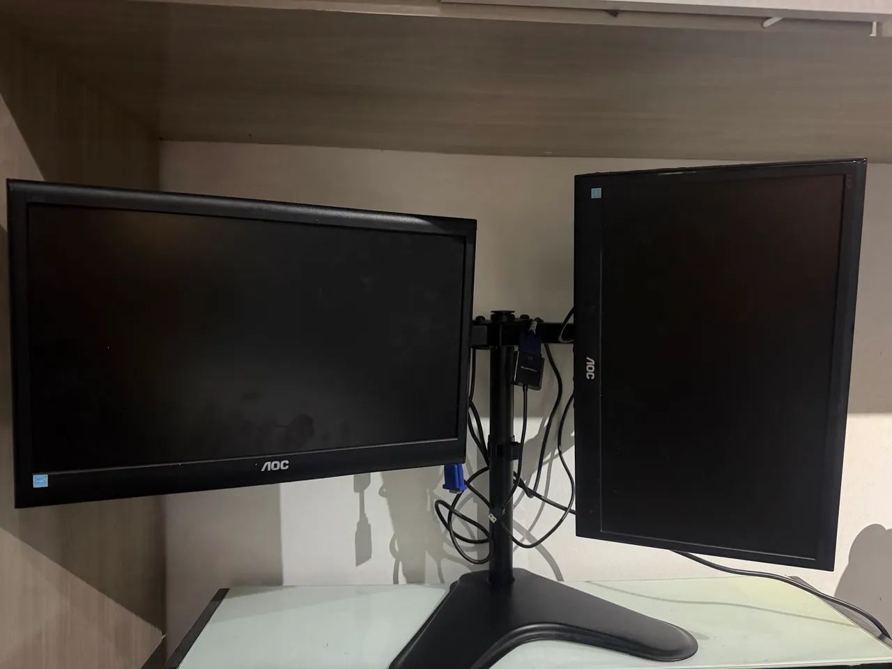 2 monitores com suporte duplo Aoc 18,5 polegadas