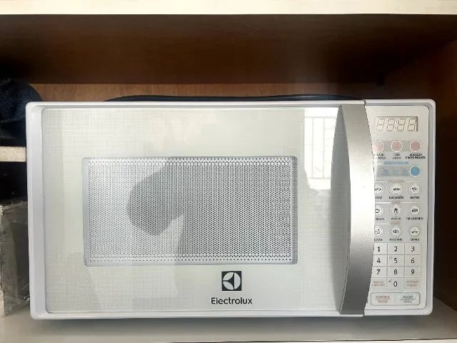 Micro-Ondas com Função Tira Odor Electrolux 20L (MTO30) 127V
