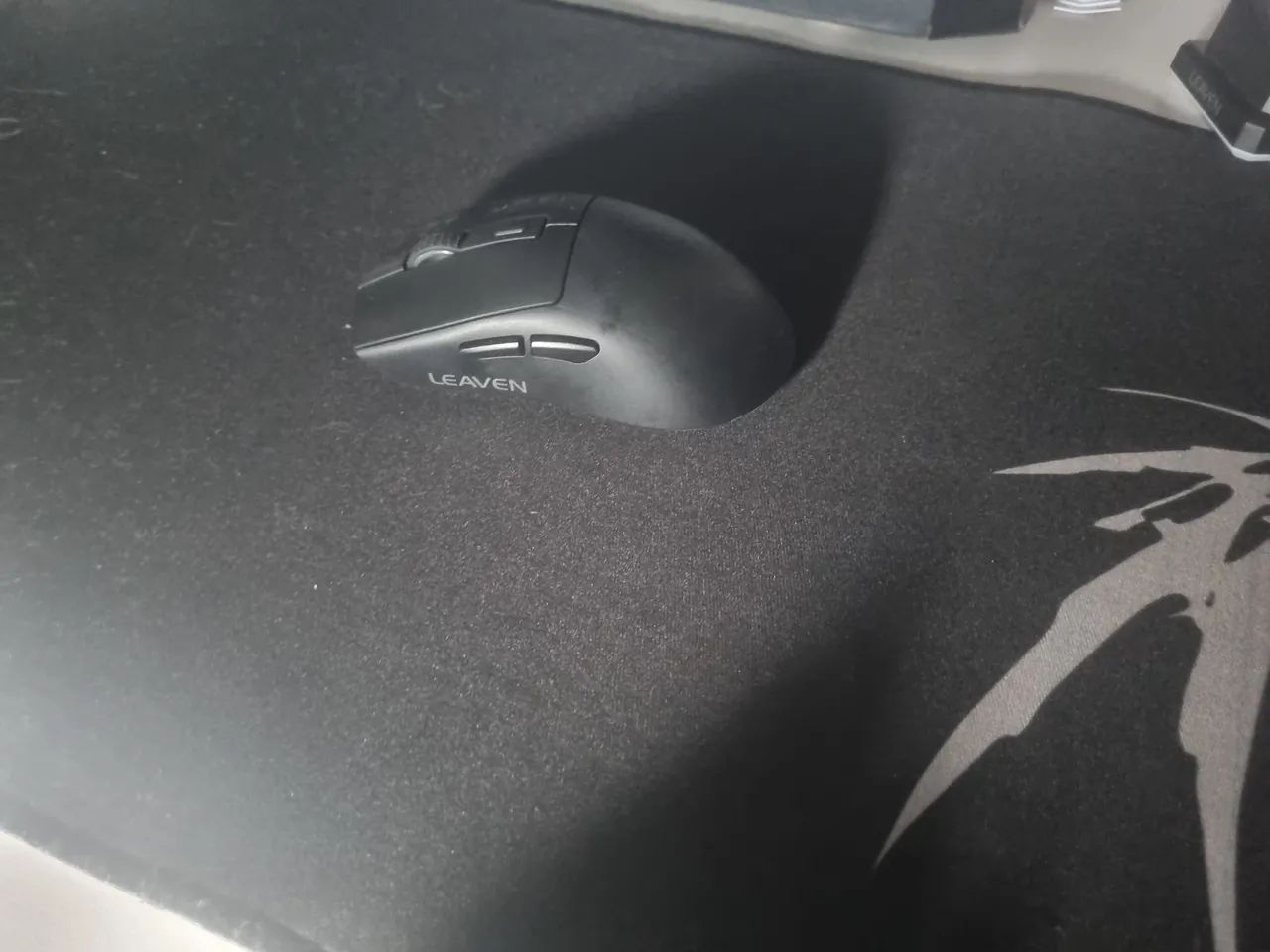 Mouse preto sem fio com led atraz e dock de carregamento - Foto 2