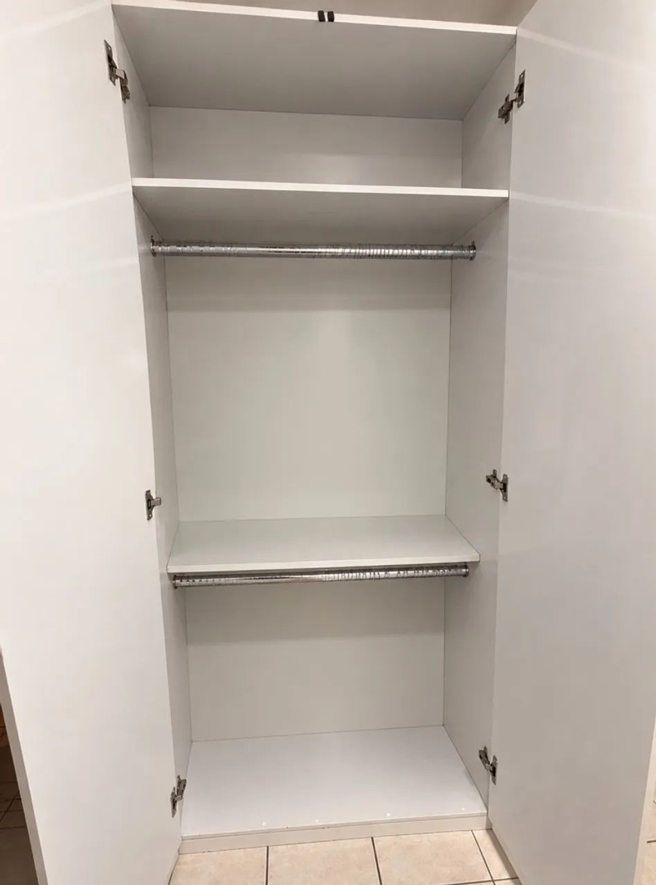 Armário branco três portas com espelho  - Foto 3