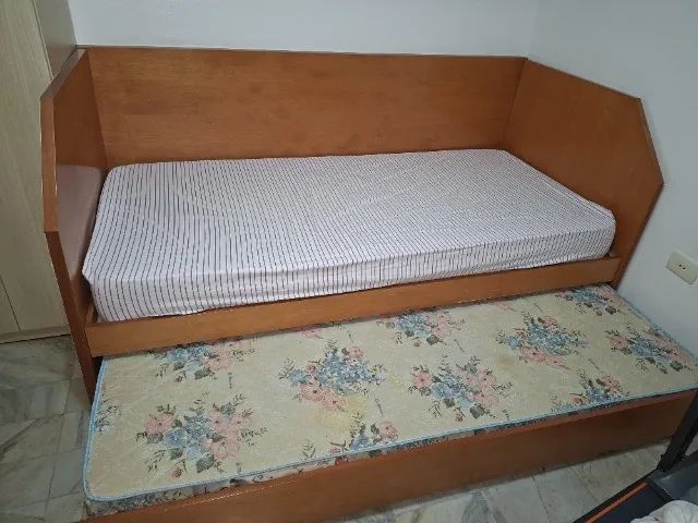 Cama de solteiro em madeira, com os 2 colchões - Foto 3