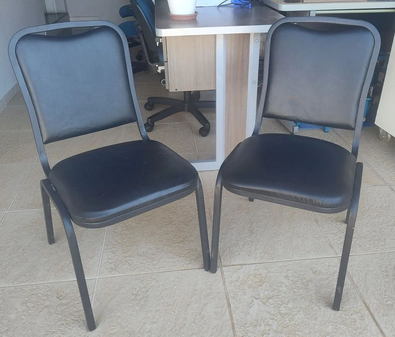 2 CADEIRAS FIXA COM ACENTO E ENCOSTO ESTOFADO EM PRETO.