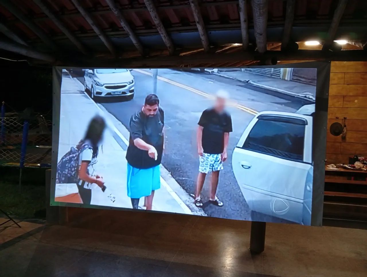Projetor com imagem de tv ...300 polegadas 