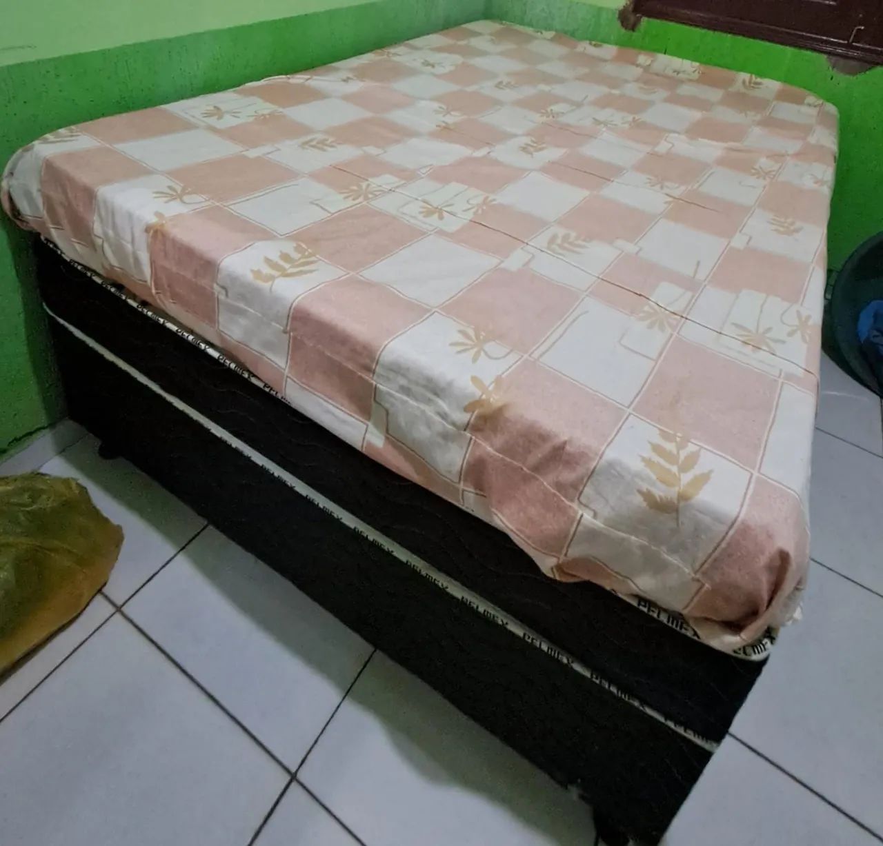 Cama box casal mais um colchão de casal