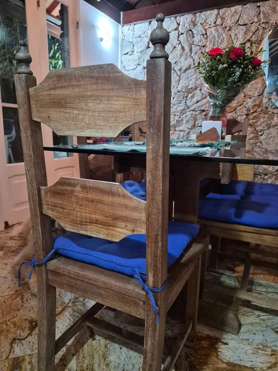 Mesa de madeira com 6 cadeiras - Foto 3