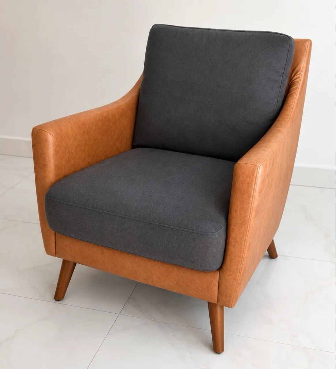 De 2700 reais para 1000 reais: Poltrona de design com couro sintético 