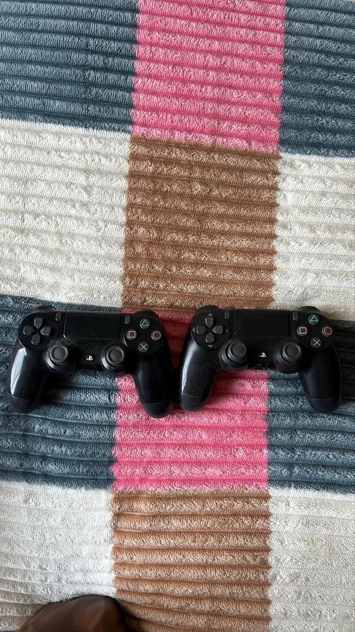 PS4 SLIM + 2 Controles + Jogos - Foto 3