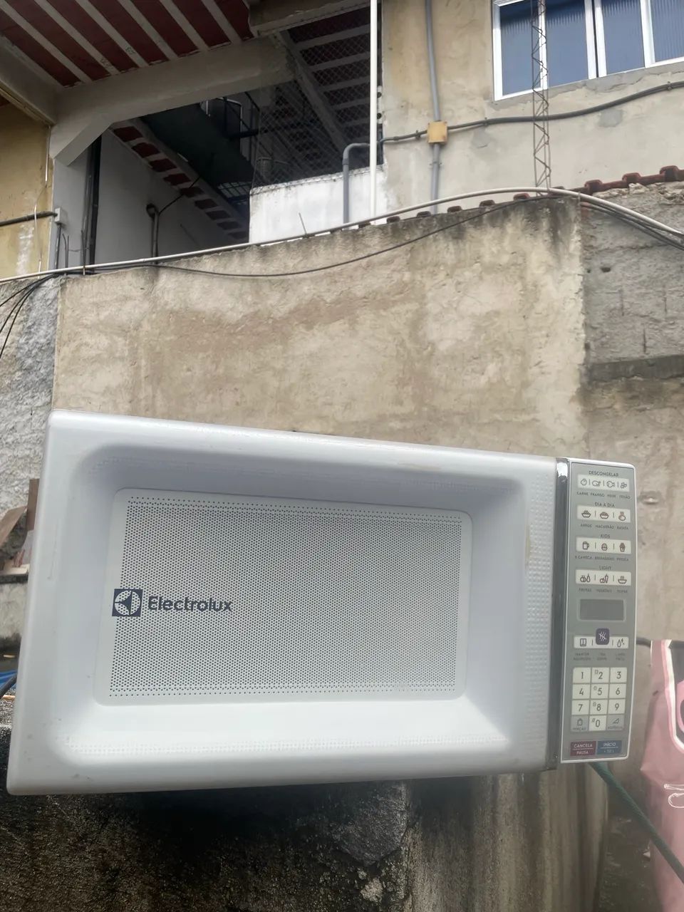 Vendo Micro-ondas de Bancada Electrolux ME044 34l - Foto 3