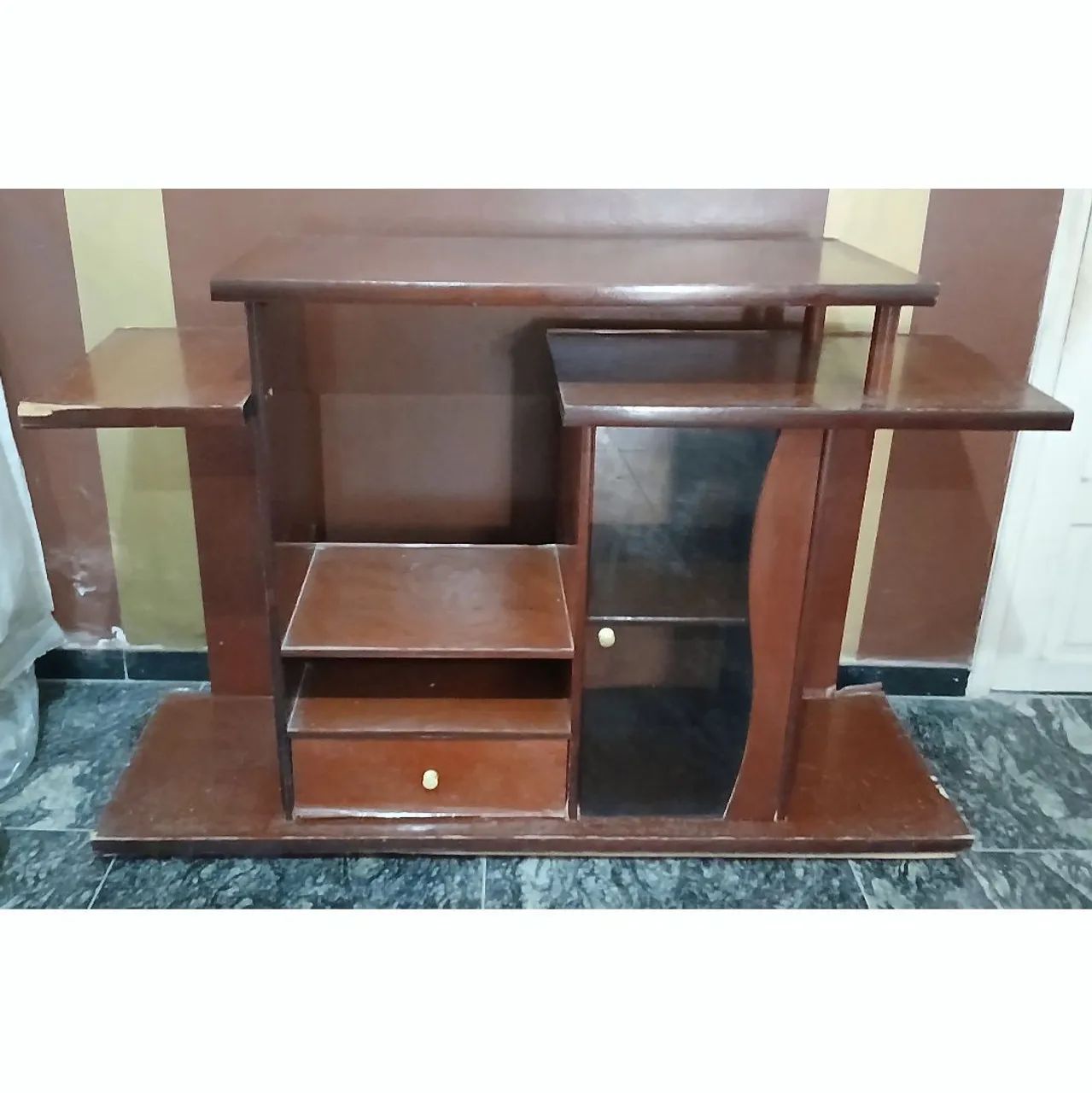 Rack com uma porta e uma gaveta.