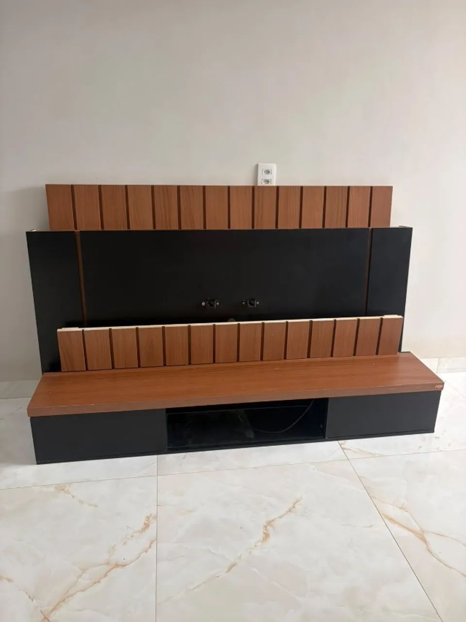 Painel de tv com aparador suspenso