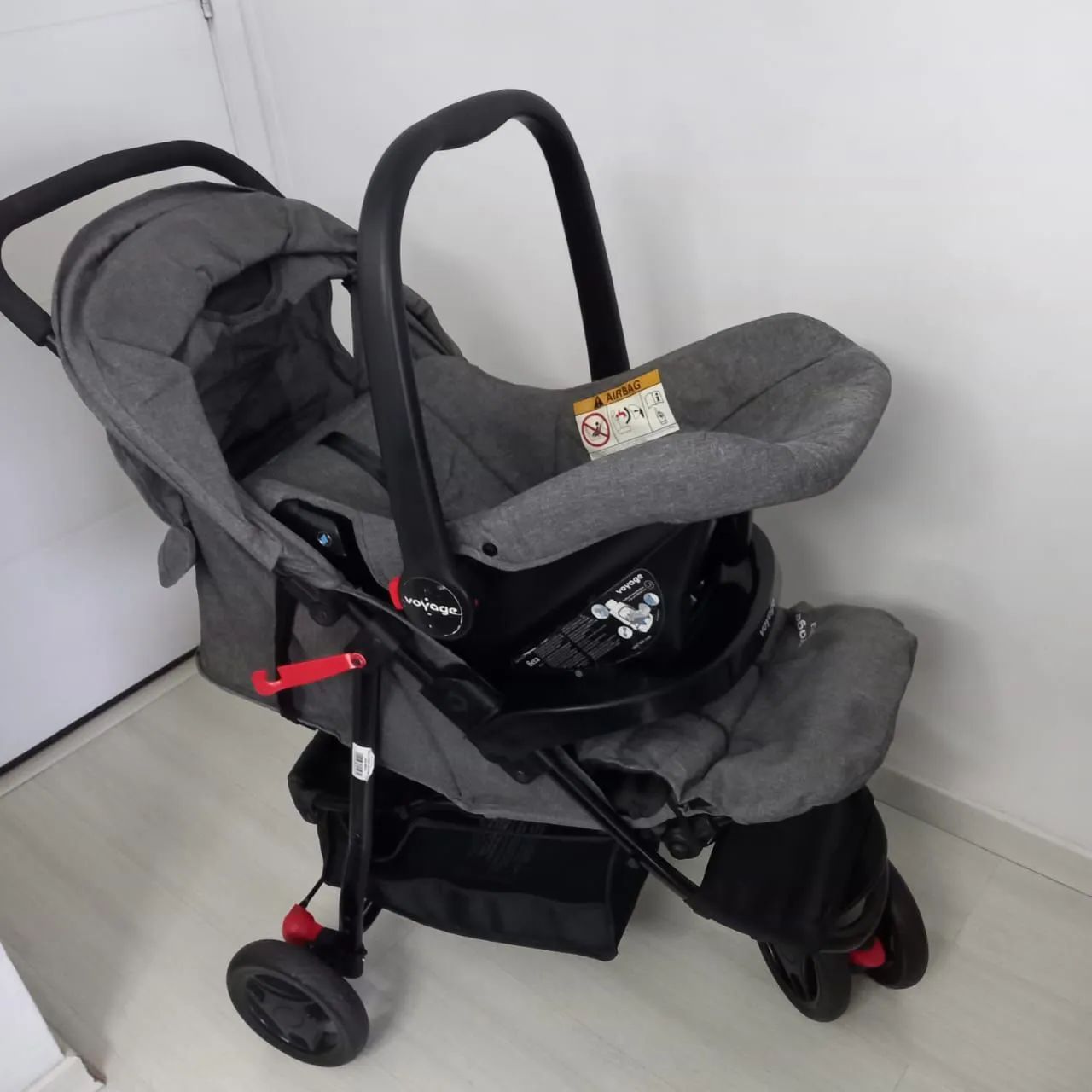 Carrinho Voyage com Bebê Conforto