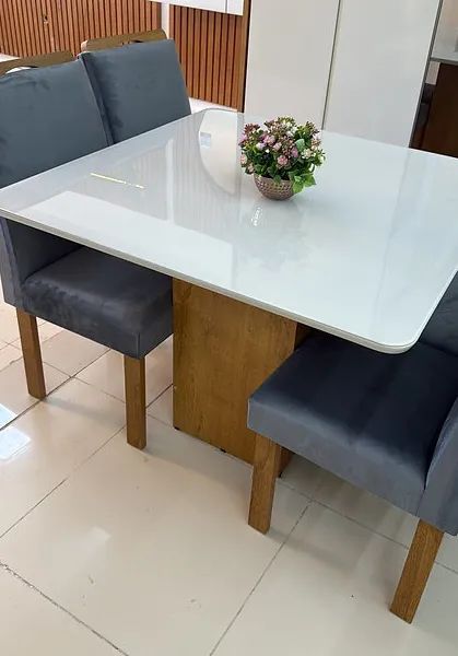 Conjunto de Mesa Com Vidro Dakota 4 cadeiras 100x100