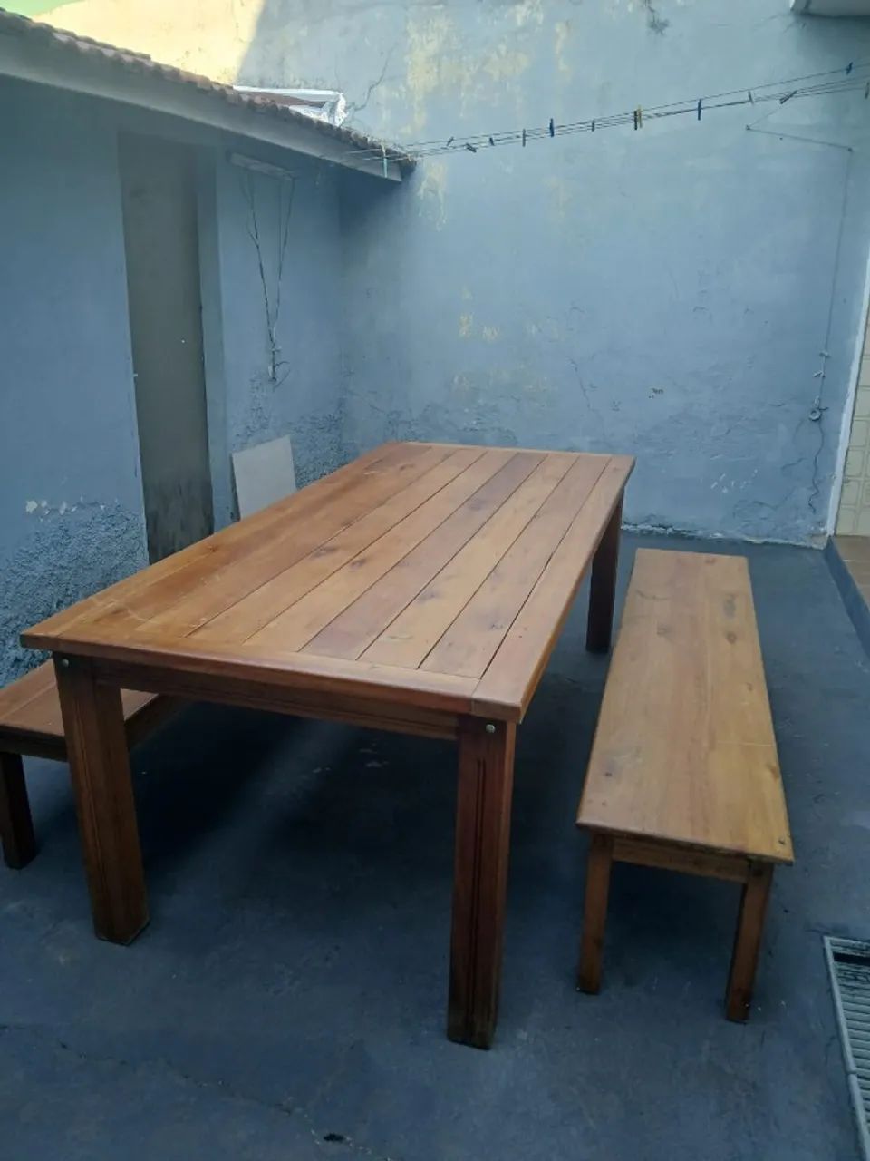 Mesa Rústica de Madeira Maciça 2,20m + 2 Bancos - Excelente Estado - Foto 3