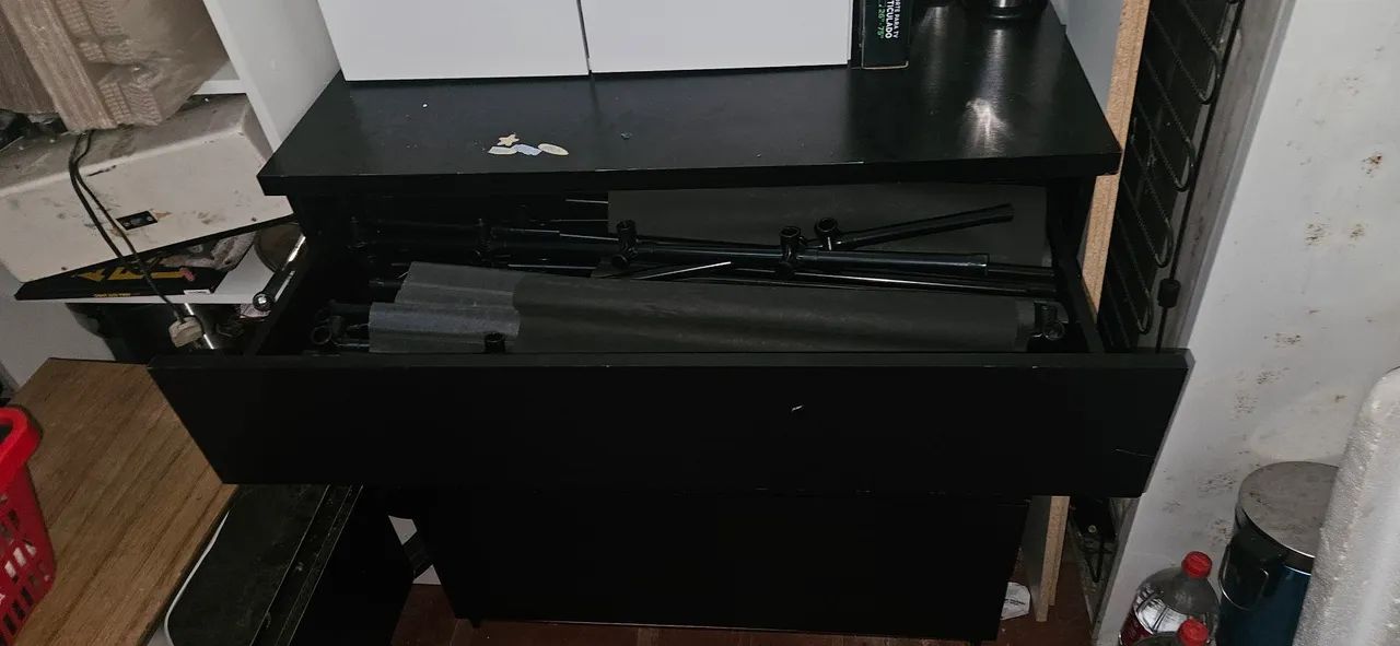 Cômoda preta 4 gavetas.  - Foto 4