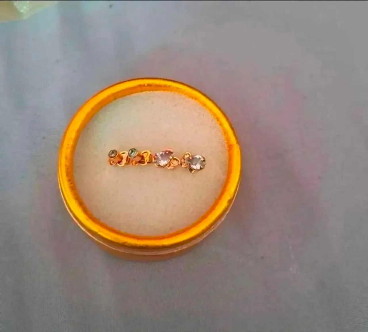 Vendo 2 brincos com zirconia 