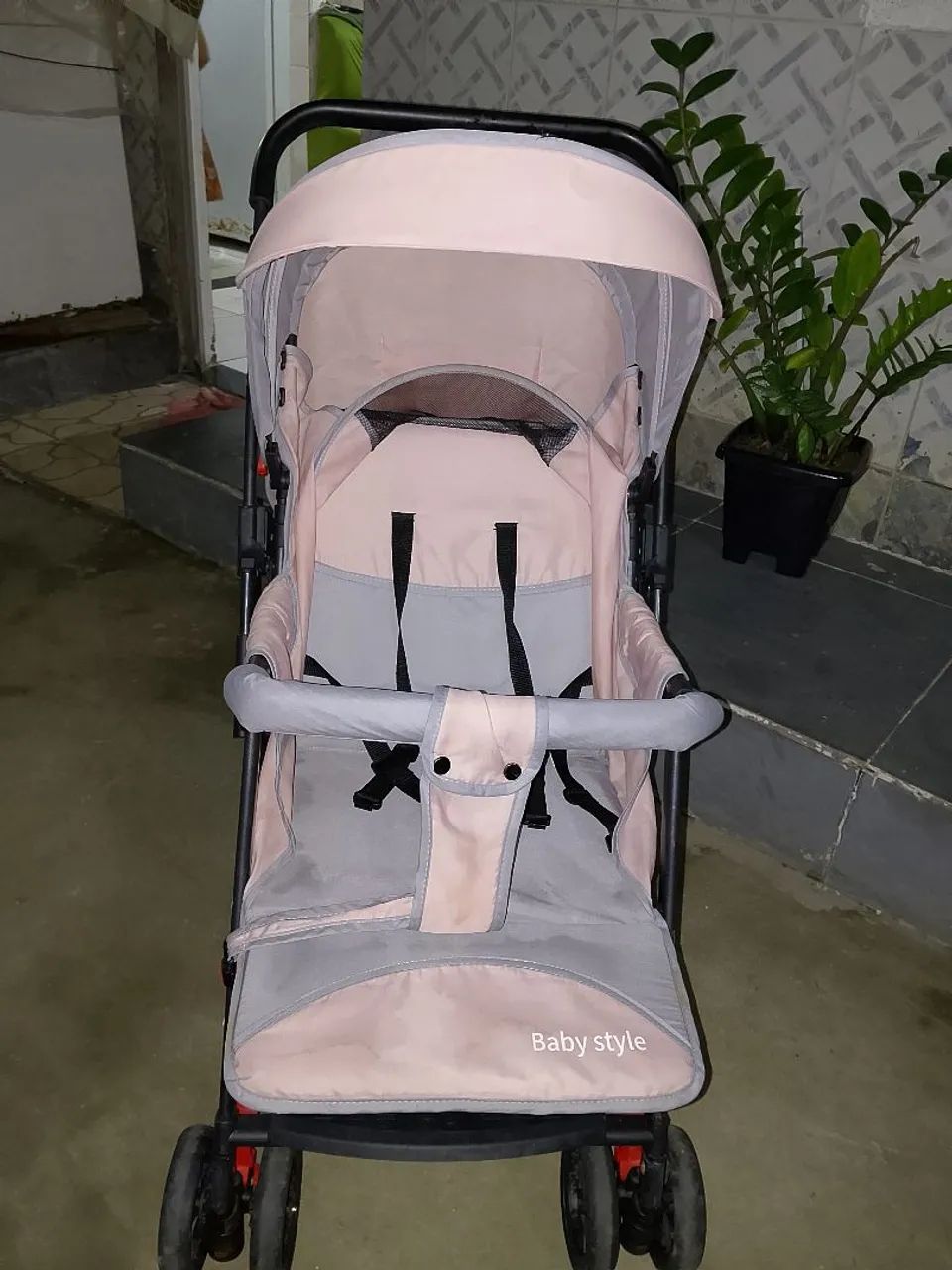 Carrinho de bebê rosa e cinza  - Foto 2