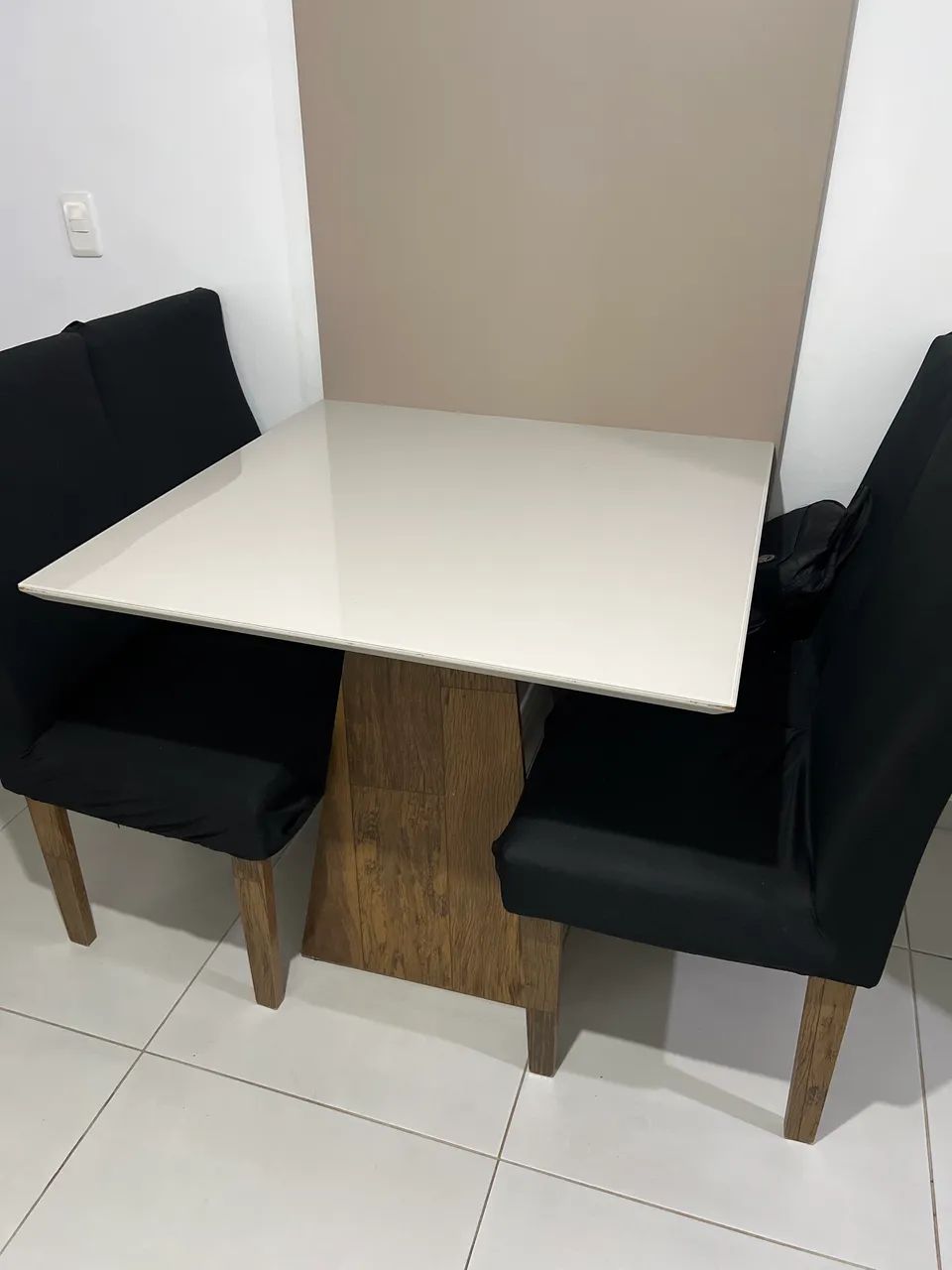 Mesa 90x90 com 4 cadeiras 
