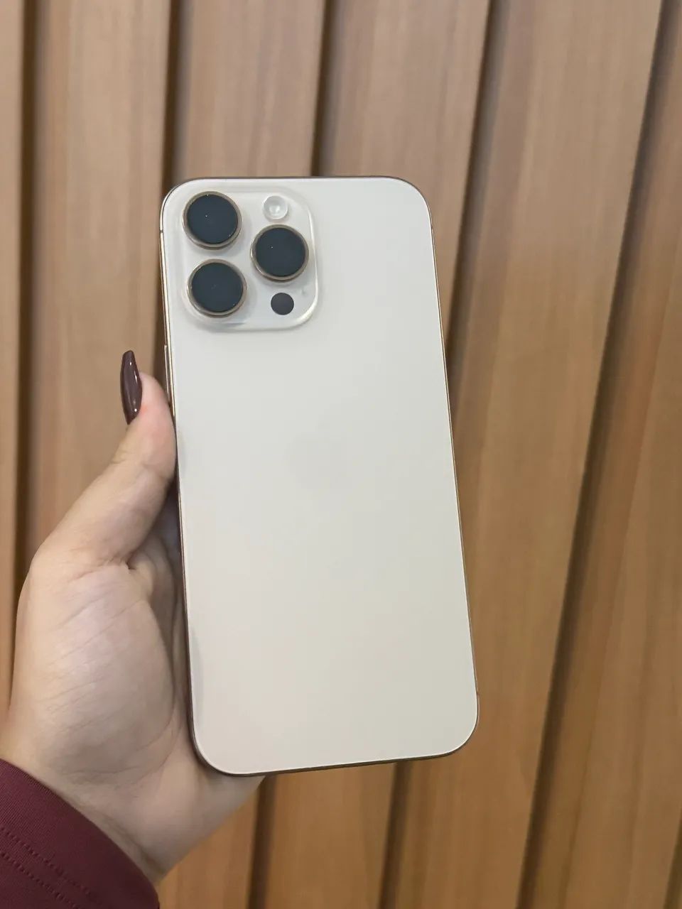 iPhone 16 pro Max dourado 