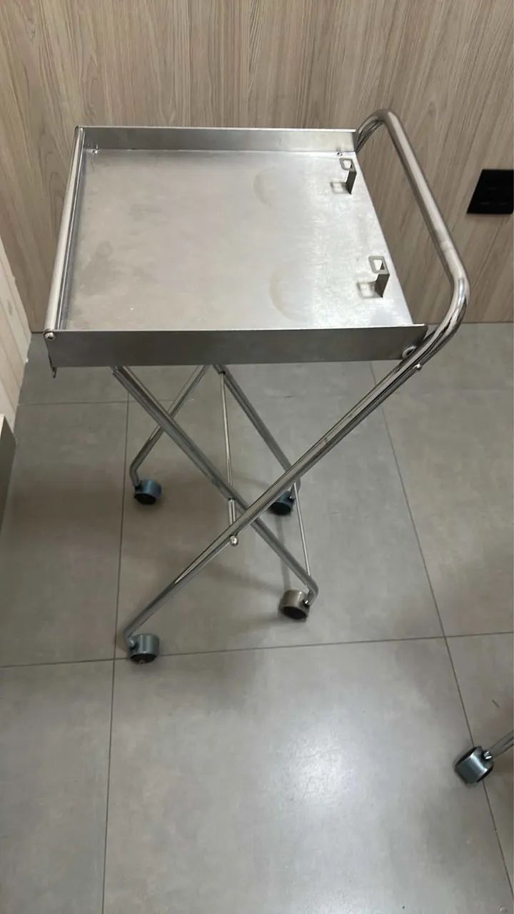 Mesa para cabeleireiro com roda Inox 