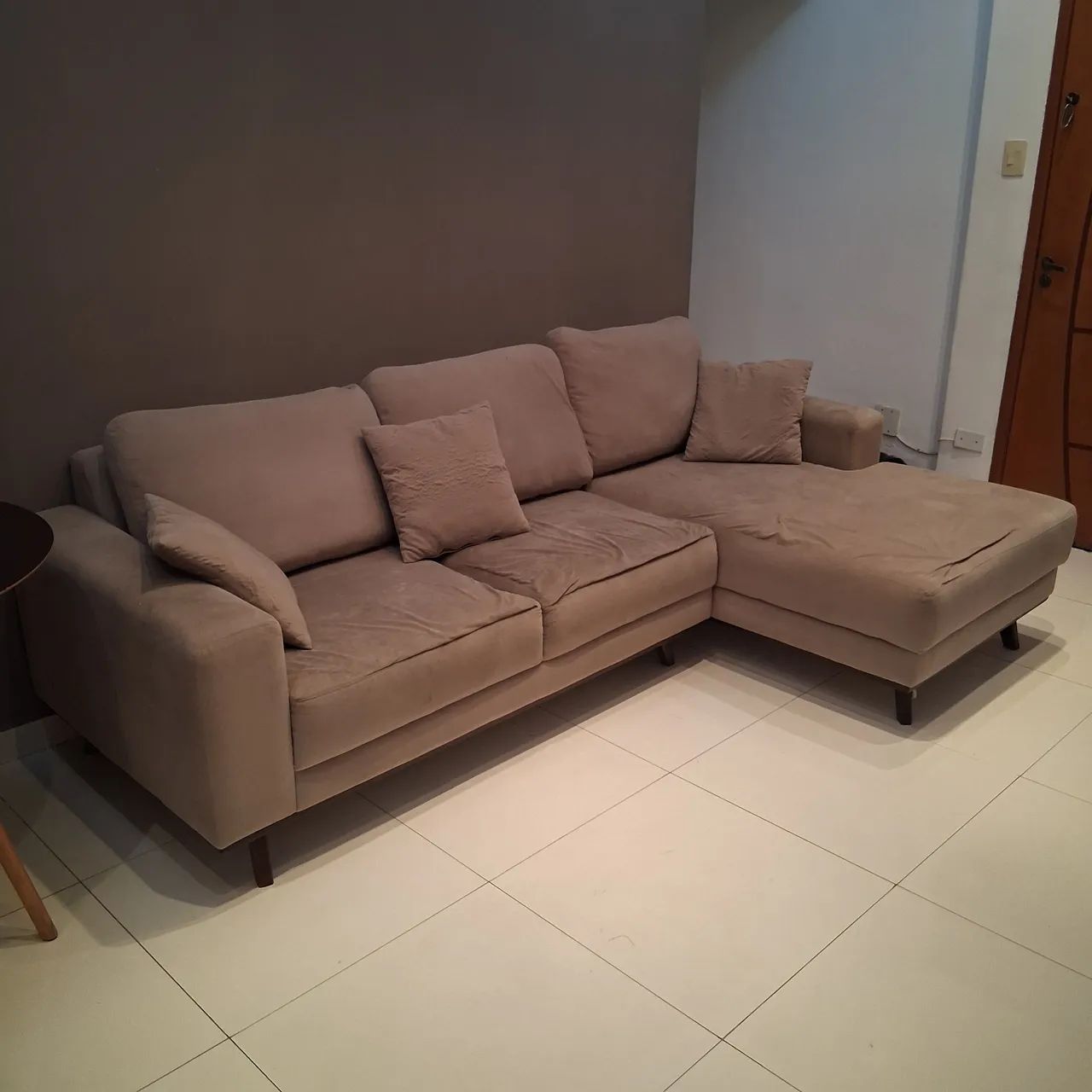 Sofá 4 lugares Mônaco com Chaise esquerdo Bege Usado
