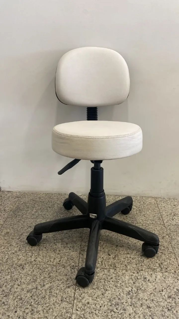 4 Cadeira mochos de couro branco giratória