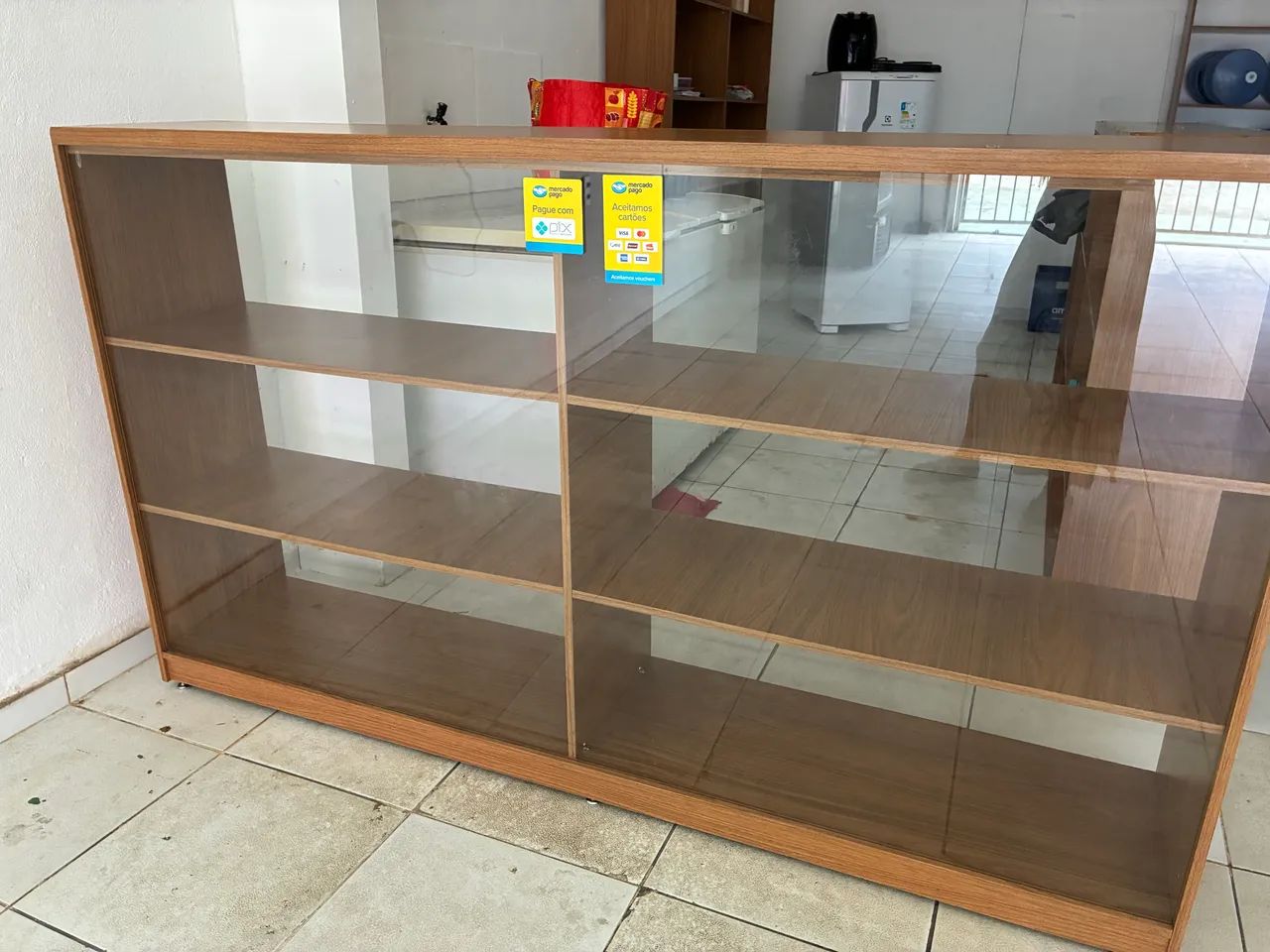 Balcão, prateleira e conjunto de mesas e cadeiras.  - Foto 4