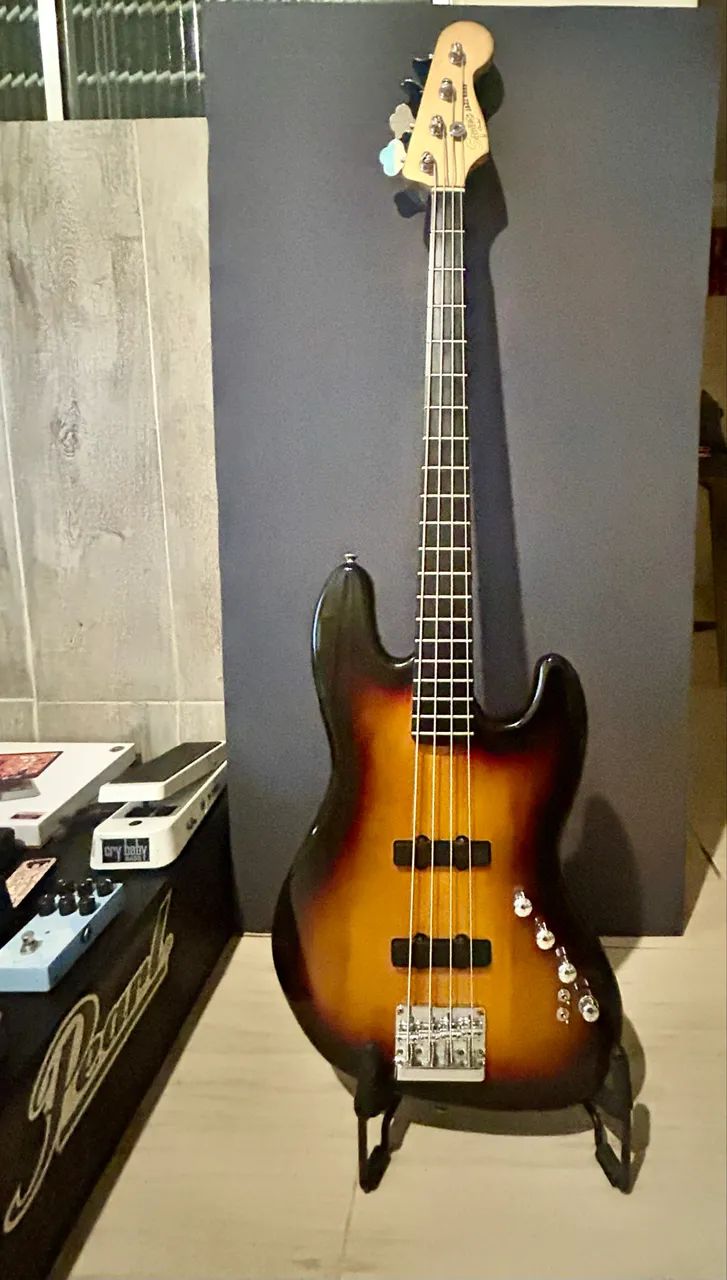 BAIXO SQUIER COM D OLIVEIRA