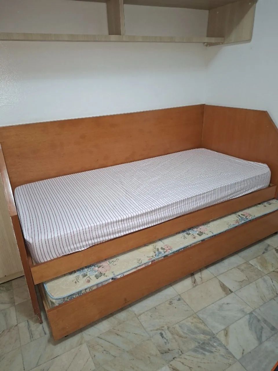 Cama de solteiro em madeira, com os 2 colchões - Foto 2