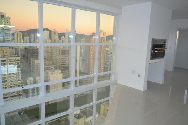 Apartamento 4 suítes, Cozinha com churrasqueira a carvão, com 4 vagas de garagem! - Foto 2