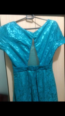Vestido longo de renda forrada.